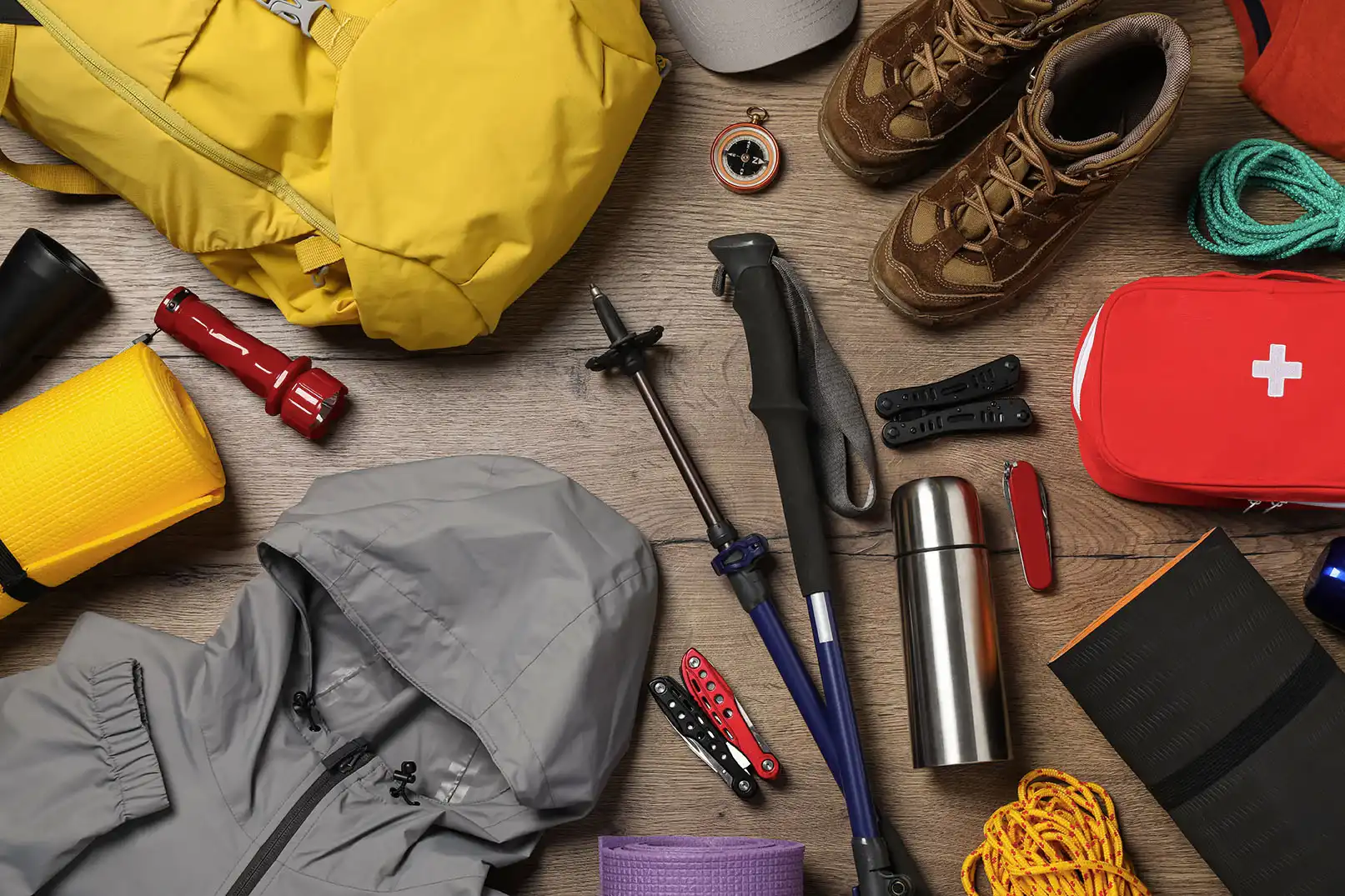 Equipements de randonnée posés sur une table en bois