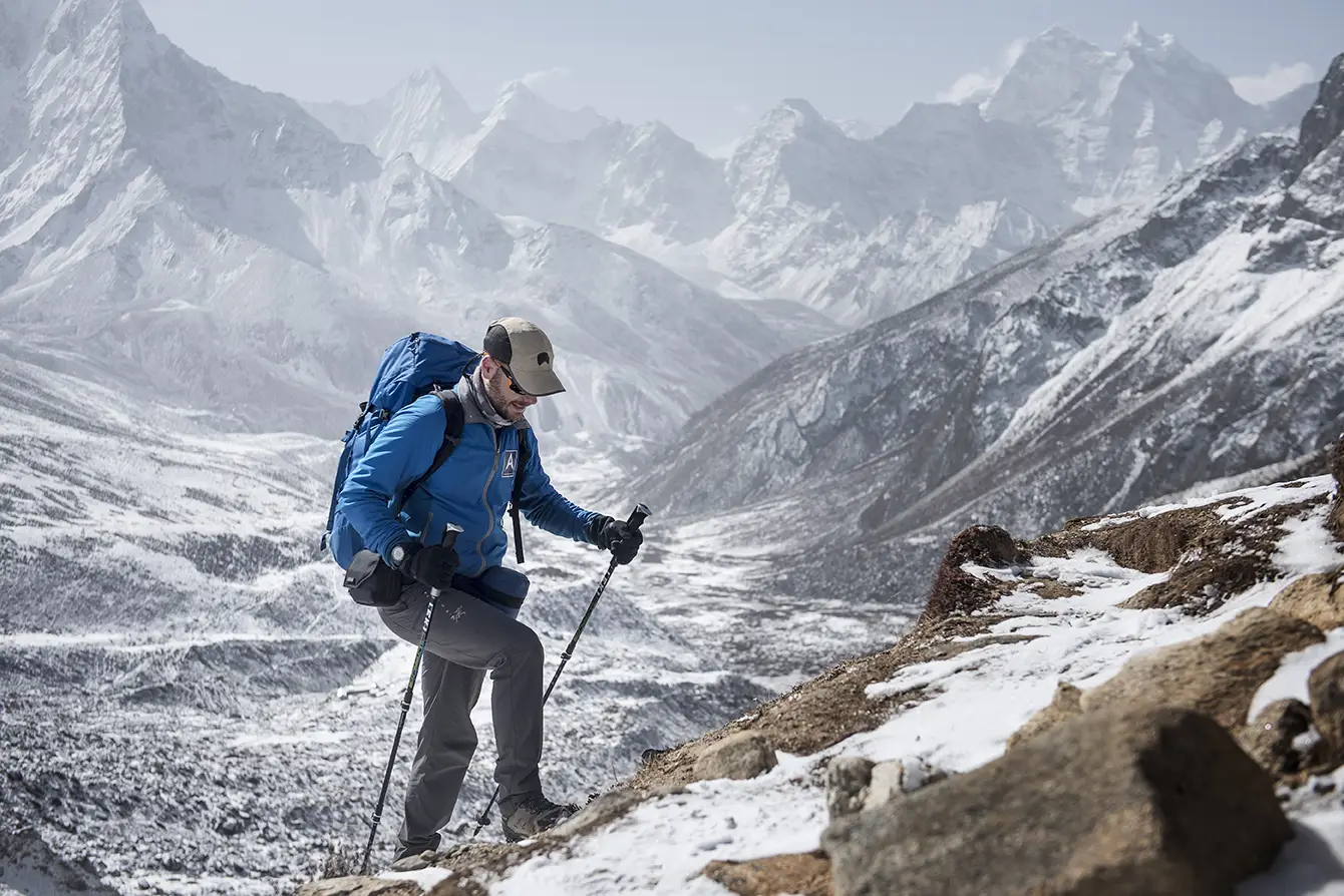 Emmanuel Daigle durant l'ascension d'une montagne enneigée