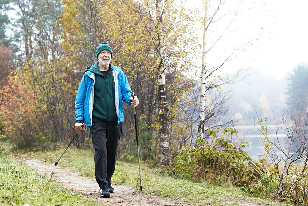 Randonneuses avec un chien dans le bois