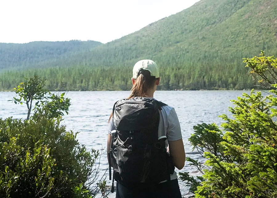 Une randonneuse au Parc de la Gaspésie, sur la boucle du mont Albert